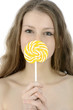 Photo: Junge Frau mit gelbem Lolli Junge Frau mit gelbem Lolli
