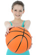 Freundlicher Teenager mit Basketball