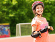 Mädchen fährt mit Schutzausrüstung Rollerblades