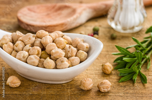 Photo: Porzellanschälchen mit Kichererbsen Porzellanschälchen mit Kichererbsen