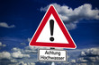 Photo: Schild mit Achtung Hochwasser Schild mit Achtung Hochwasser
