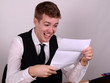 mann beim brief lesen