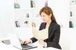 Foto: Beautiful young businesswoman working in office Beautiful young businesswoman working in office