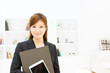 Foto: Beautiful young businesswoman working in office Beautiful young businesswoman working in office