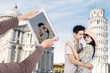 Foto: Asian couple at Pisa Tower Italy Asian couple at Pisa Tower Italy