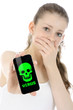 Schülerin mit Virus-Alarm auf Smartphone