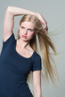 Foto: junge Frau posiert im Studio junge Frau posiert im Studio
