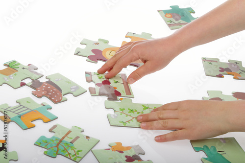 Photo: enfant jouant au puzzle enfant jouant au puzzle