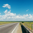 Foto: asphalt road to cloudy horizon asphalt road to cloudy horizon