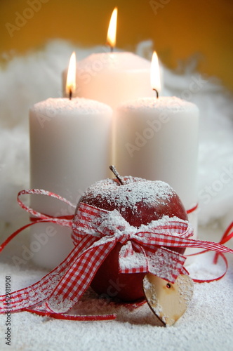 Photo: Adventskerzen und roter Apfel Adventskerzen und roter Apfel