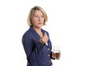 Kritische Seniorin mit Tablette