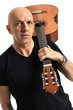 Uomo con chitarra in spalla