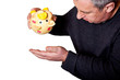 Mann mit Sparschwein das leer ist