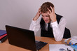 junger mann mit laptop