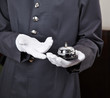Hotelpage hält Glocke auf Hand