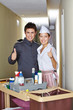 Concierge und Putzfrau halten Daumen hoch
