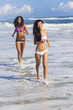 Foto: Sexy Bikini Women Girls Running on Beach Sexy Bikini Women Girls Running on Beach