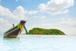 Foto: View of nice tropical beach with old boat View of nice tropical beach with old boat