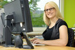 Foto: Junge Frau arbeitet am PC Junge Frau arbeitet am PC