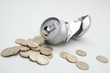 Foto: Crushed Aluminum Can with coins Crushed Aluminum Can with coins