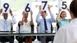 Video: Smiling business people showing grades Smiling business people showing grades