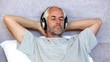 Vídeo: Man relaxing while listening to music Man relaxing while listening to music