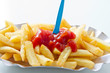 Foto: Pommes Frittes mit Ketchup und Plastikgabel Pommes Frittes mit Ketchup und Plastikgabel