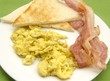 Huevos revueltos con tostadas y bacon