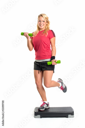 Photo: Frau auf Fitnessboard mit Hanteln Frau auf Fitnessboard mit Hanteln