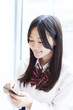 スマートフォンを使う女の子