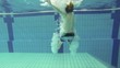 Junge springt in den Pool, Zeitlupe