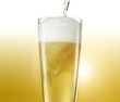 Bierglas vor gelb