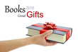 Foto: Woman's hand holding a book for gift Woman's hand holding a book for gift