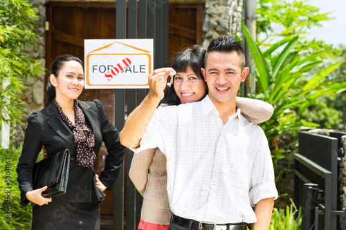 Photo: Asian couple looking for real estate Asian couple looking for real estate