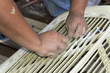 Détail d'une opération de restauration d'un véhicule ancien