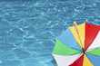 parapluie aux couleurs des Seychelles sur piscine