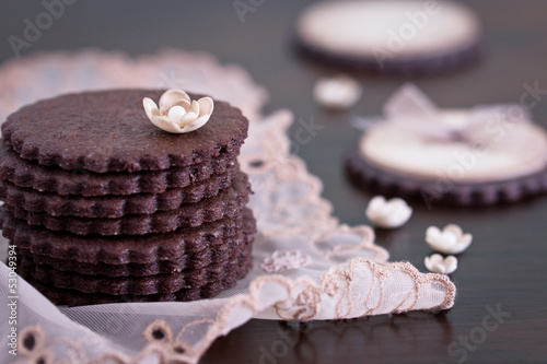 Photo: Simple chocolate cookies with sugar flowers Simple chocolate cookies with sugar flowers
