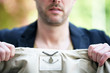 Foto: junger Mann präsentiert Jacke junger Mann präsentiert Jacke