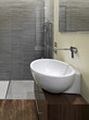 dettaglio di lavbo in bagno moderno