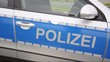 Tür von Polizeifahrzeug schlägt zu