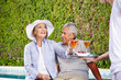 Foto: Kellner bedient Senioren am Pool Kellner bedient Senioren am Pool