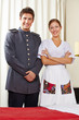 Zimmermädchen in Concierge im Hotel
