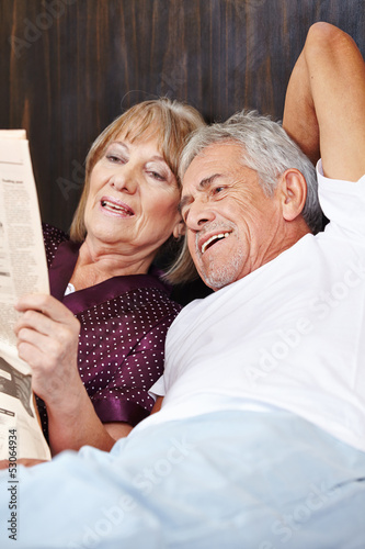 Photo: Senioren lesen Zeitung im Bett Senioren lesen Zeitung im Bett