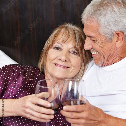 Photo: Paar Senioren trinkt Wein im Bett Paar Senioren trinkt Wein im Bett