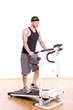 tätowierter Mann auf dem Laufband
