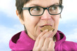 Foto: Woman eating cookie Woman eating cookie