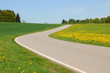 Agrarland in Bayern mit bluehender Wiese.