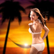 attraktive junge Frau im Bikini am Strand