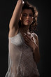 Ragazza in posa sensuale