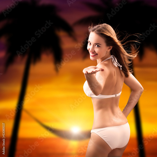 Photo: attraktive junge Frau im Bikini am Strand attraktive junge Frau im Bikini am Strand
